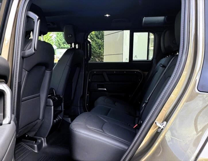 Land Rover Defender 14