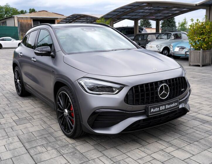 Mercedes-Benz GLA 8