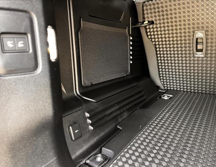 Land Rover Defender 22