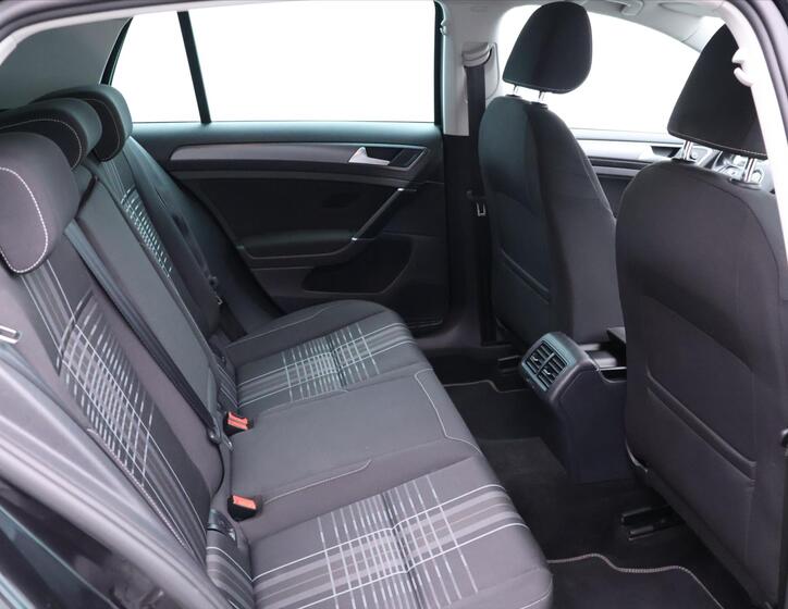 Volkswagen Golf 15