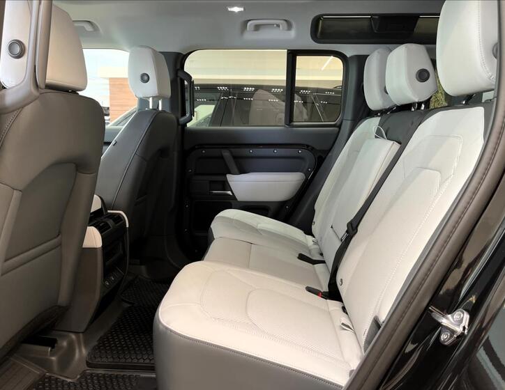 Land Rover Defender 38