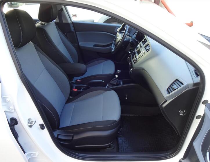 Hyundai i20 27