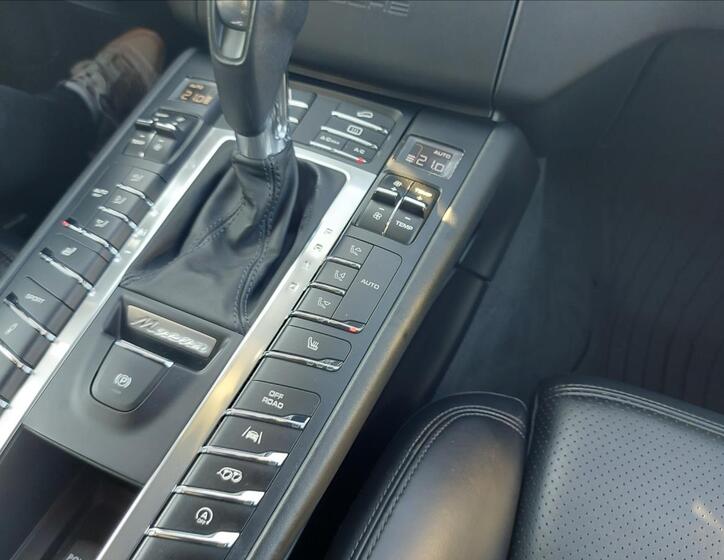 Porsche Macan 38