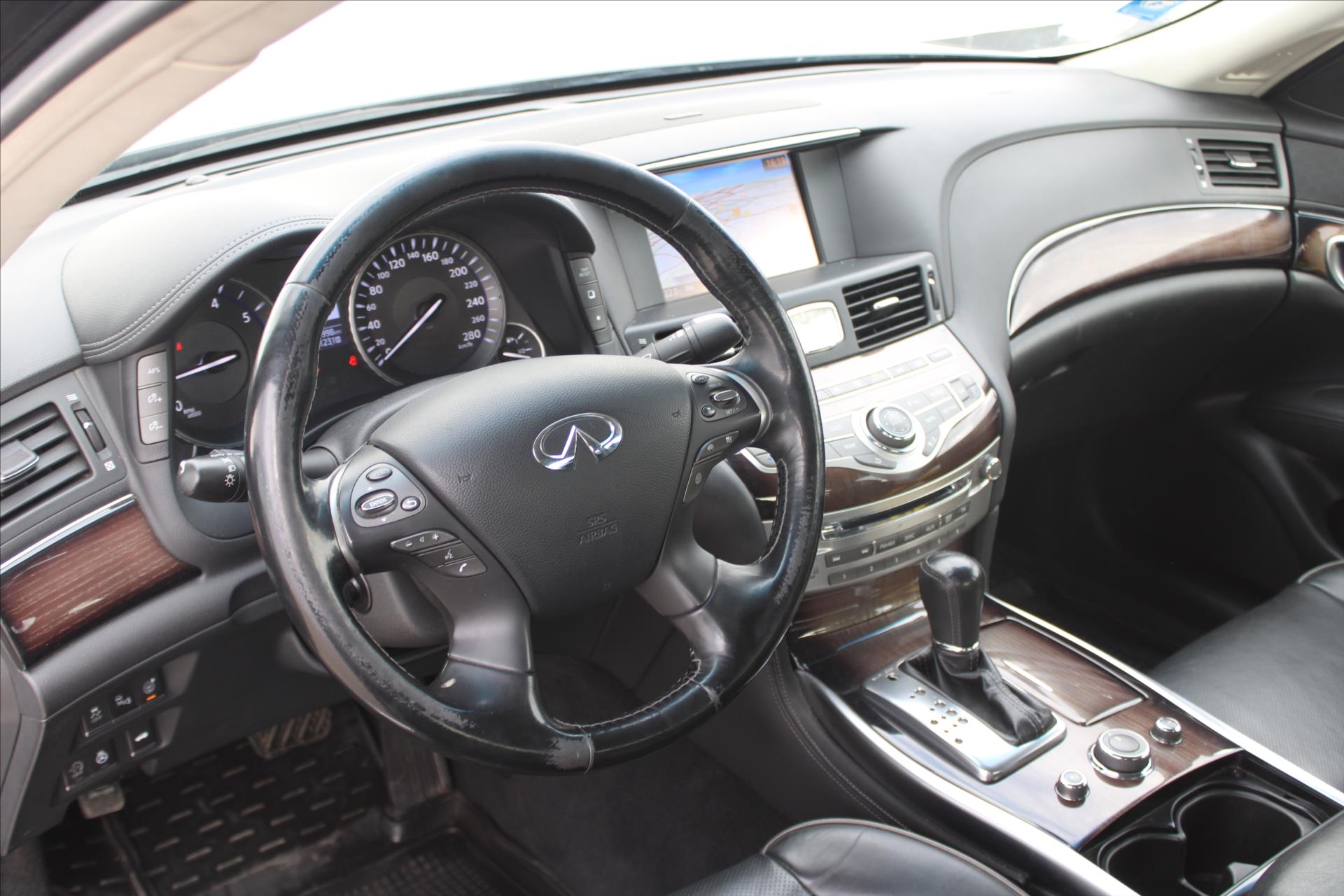 Infiniti Q70