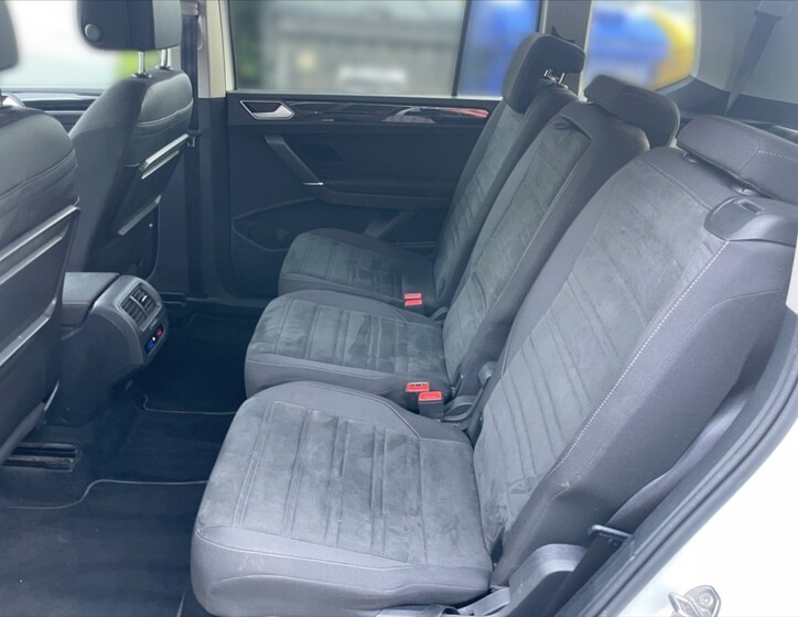 Volkswagen Touran 8
