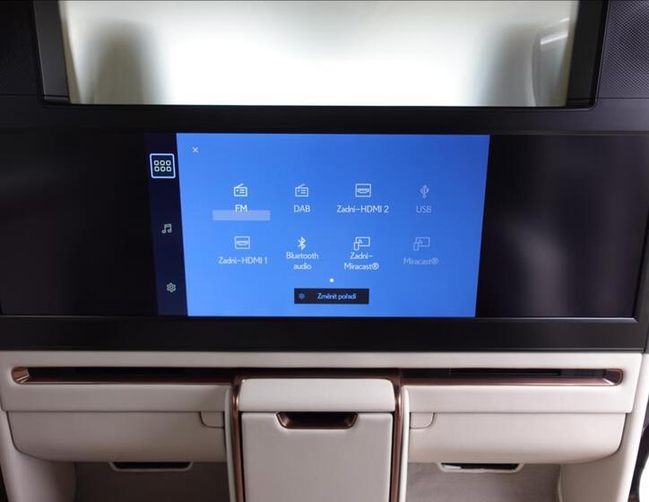 Lexus LM 350h 42