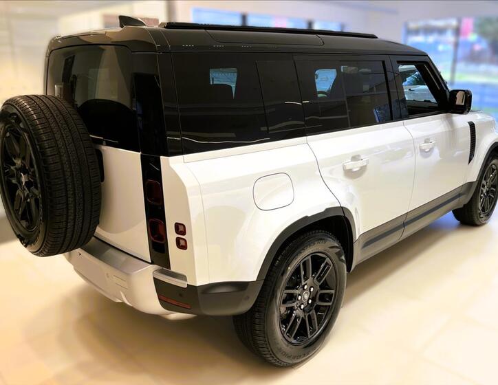 Land Rover Defender 5