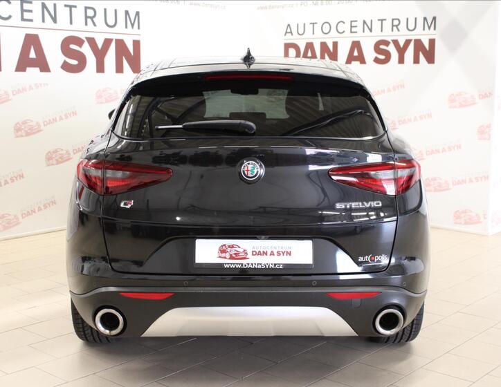 Alfa Romeo Stelvio 5