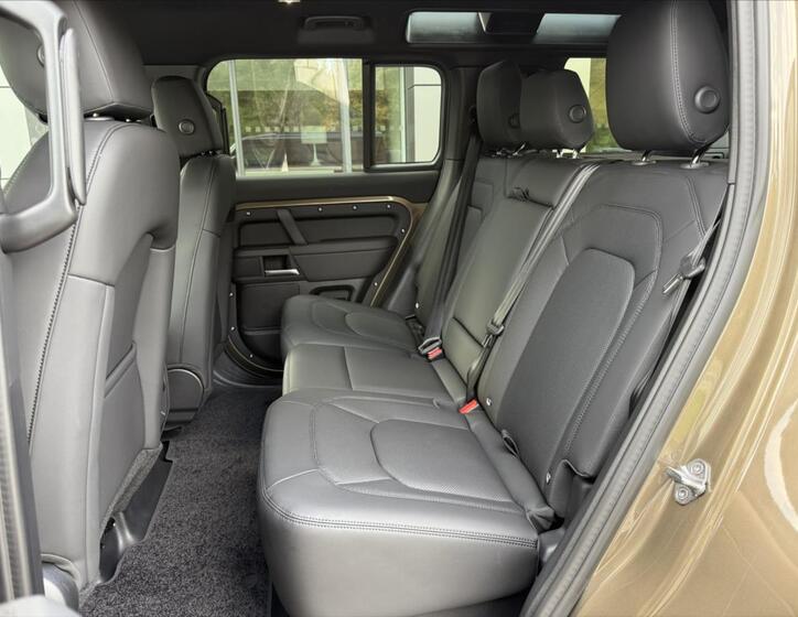 Land Rover Defender 27