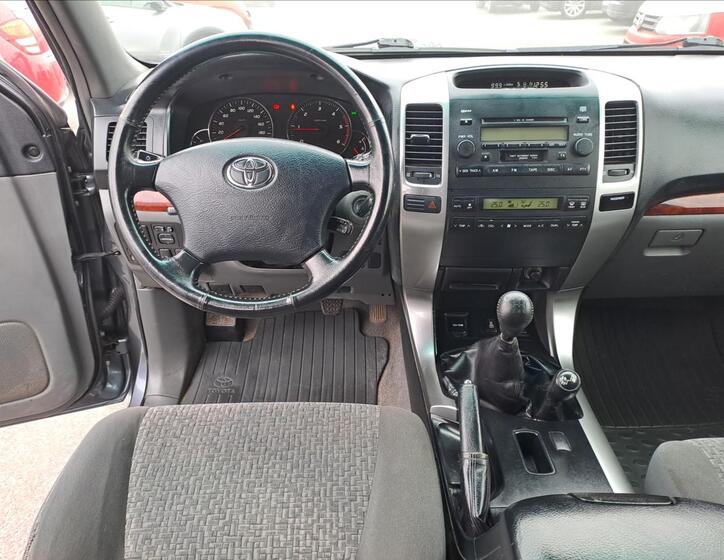 Toyota Land Cruiser 9