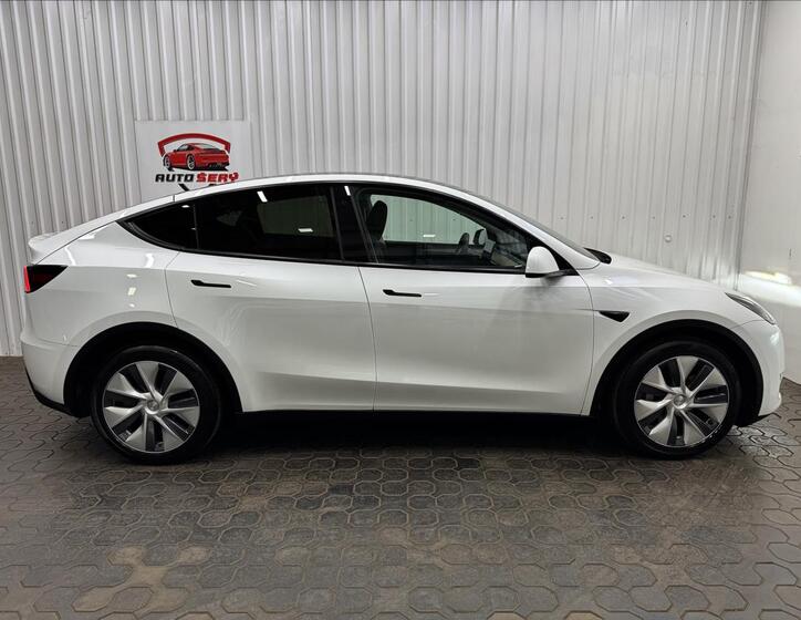 Tesla Model Y 10