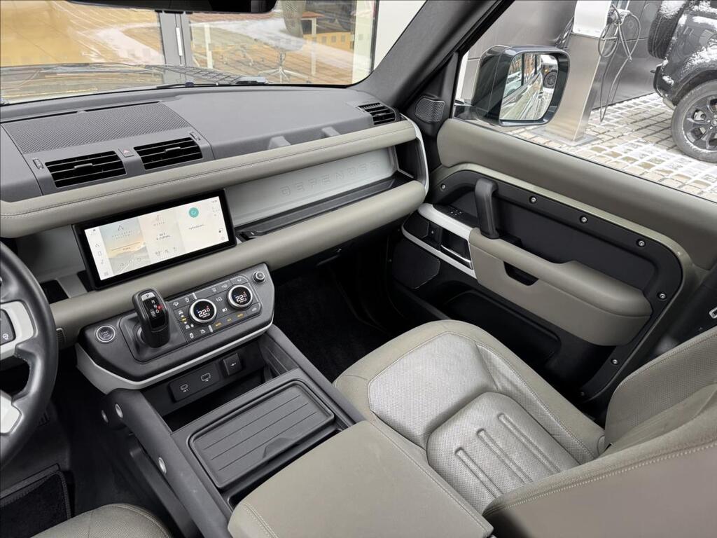 Land Rover Defender 25