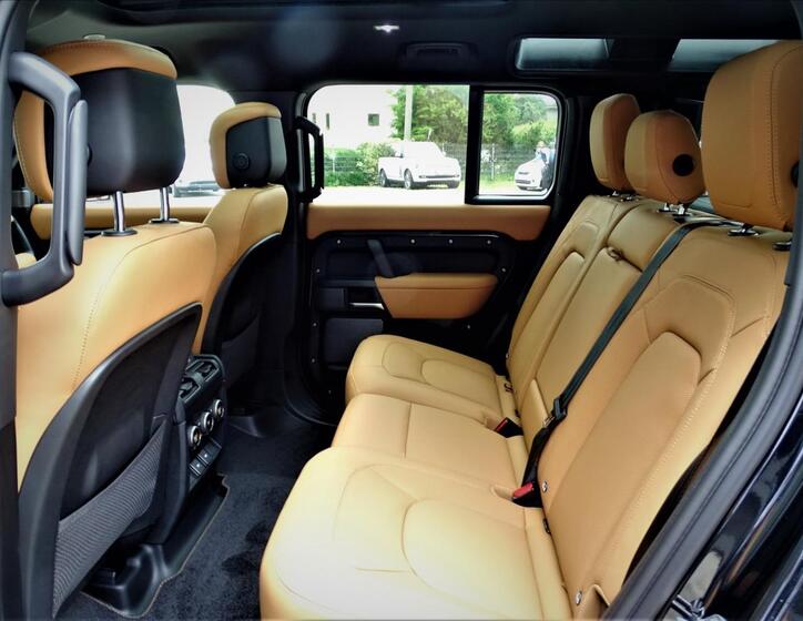 Land Rover Defender 34