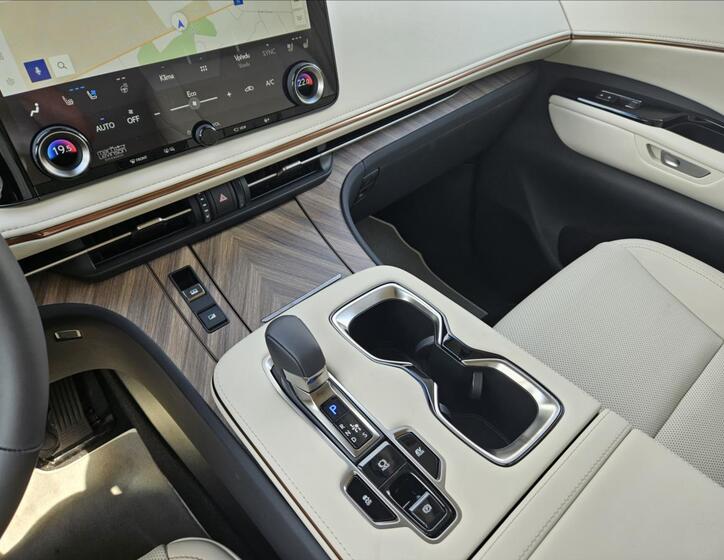 Lexus LM 350h 16