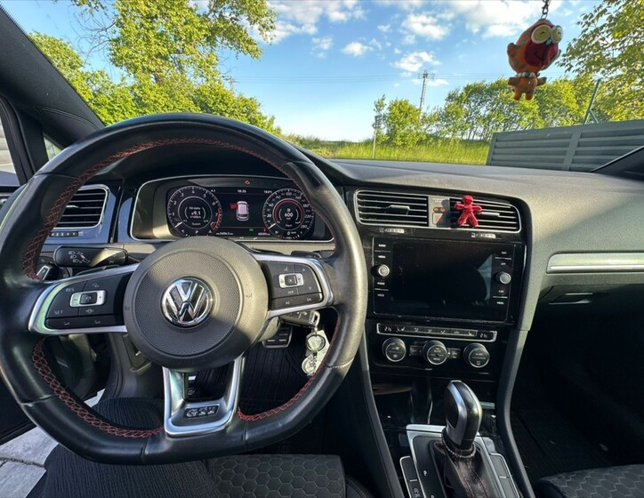 Volkswagen Golf 11