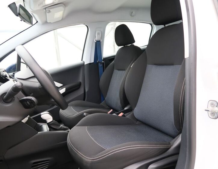 Peugeot 208 13