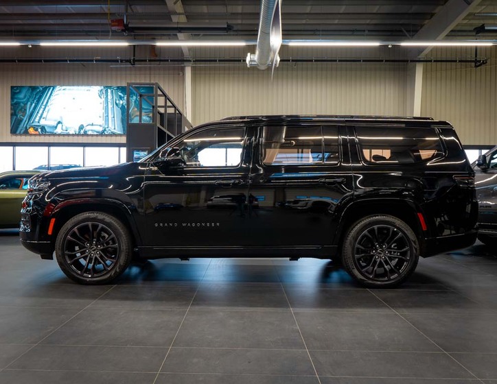Jeep Grand Wagoneer 2