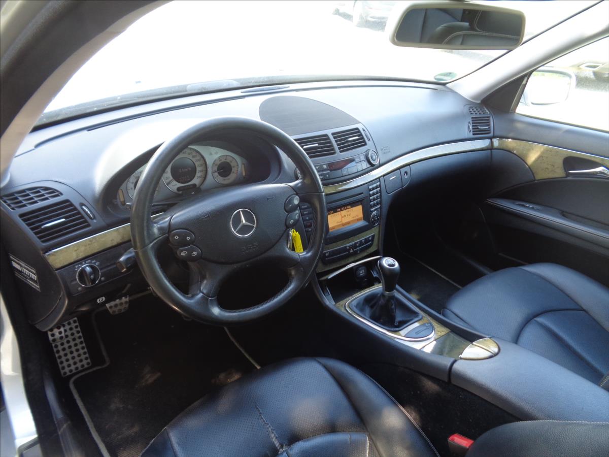 Mercedes-Benz 211