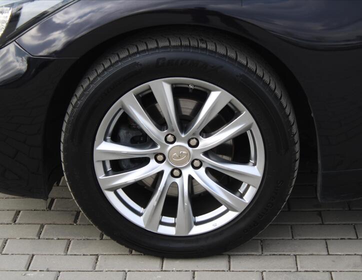Infiniti Q70 9