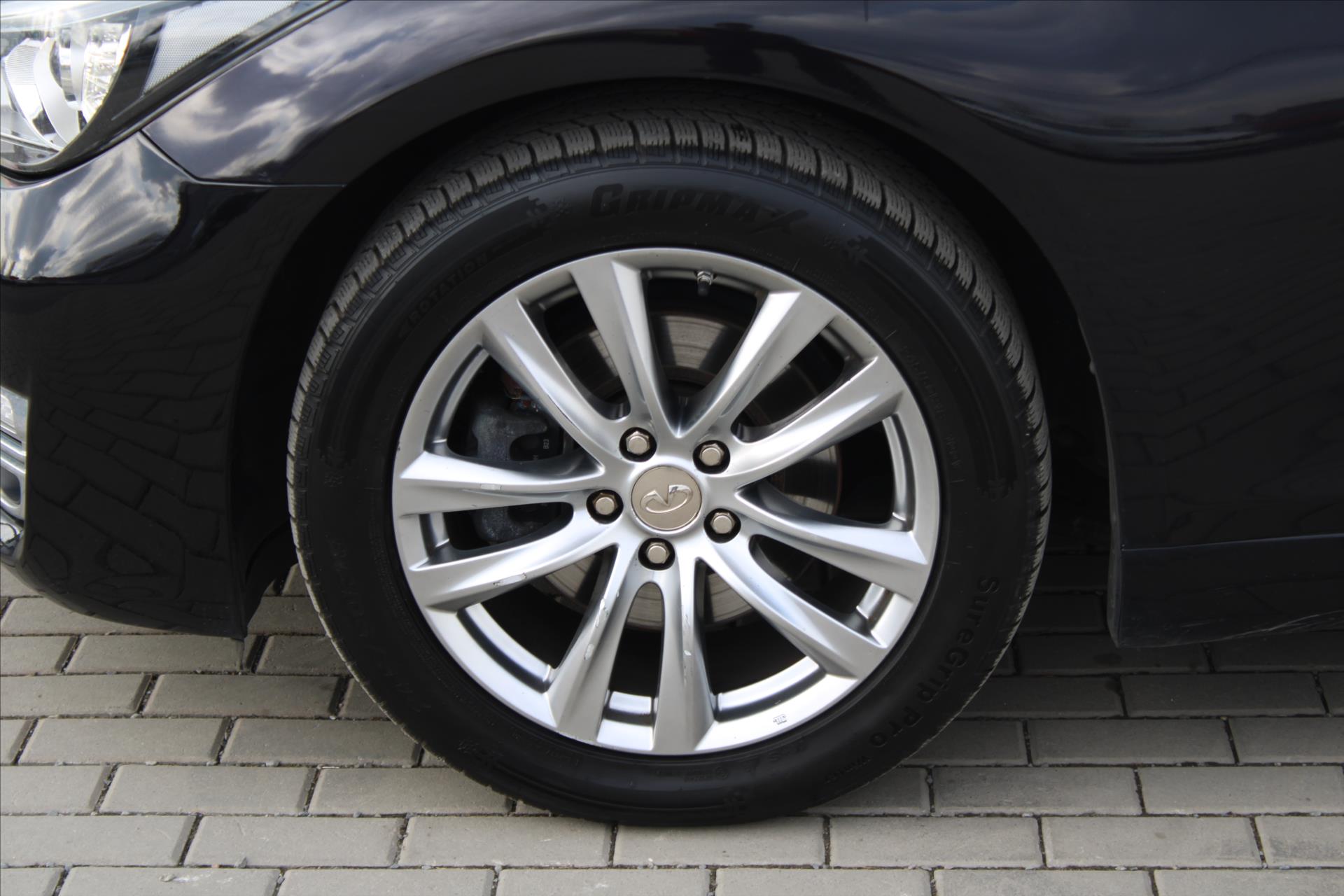 Infiniti Q70