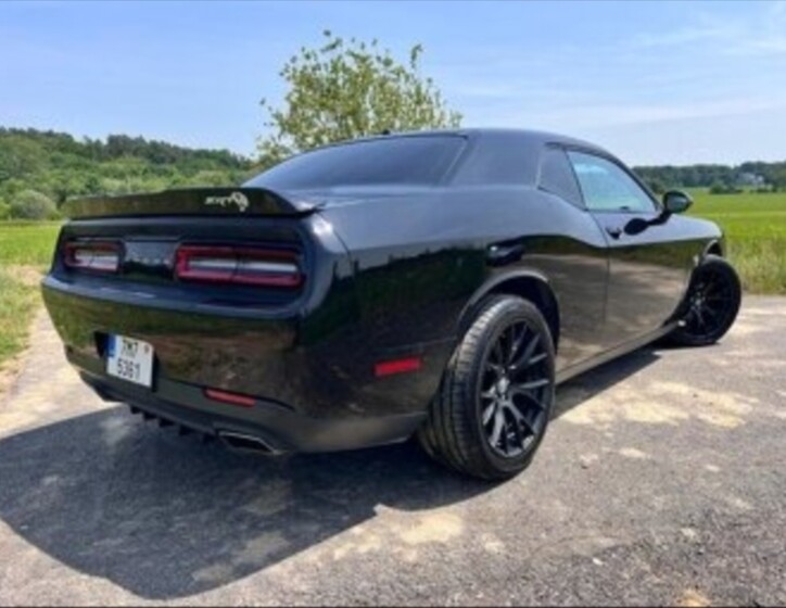 Dodge Challenger 8