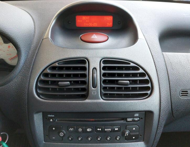 Peugeot 206 17