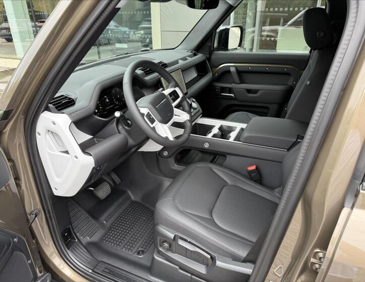 Land Rover Defender 11