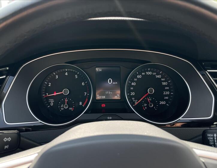 Volkswagen Passat 9