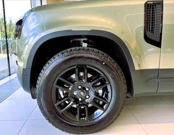 Land Rover Defender 2