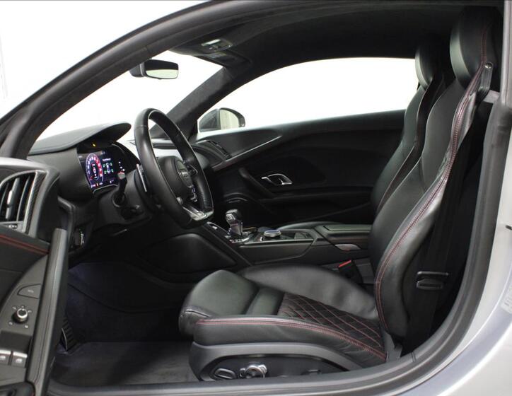 Audi R8 11