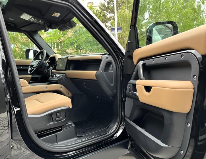 Land Rover Defender 33