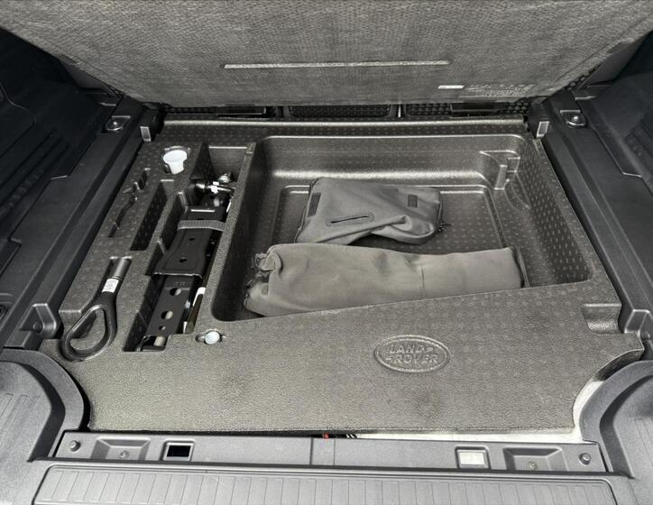 Land Rover Defender 31