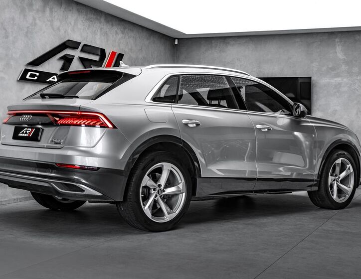 Audi Q8 4