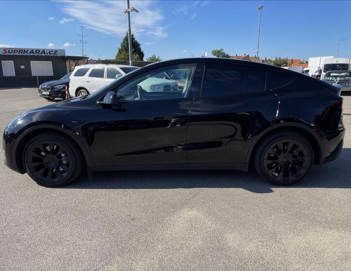 Tesla Model Y 8