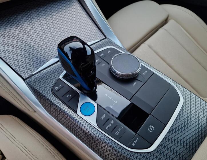 BMW i4 36