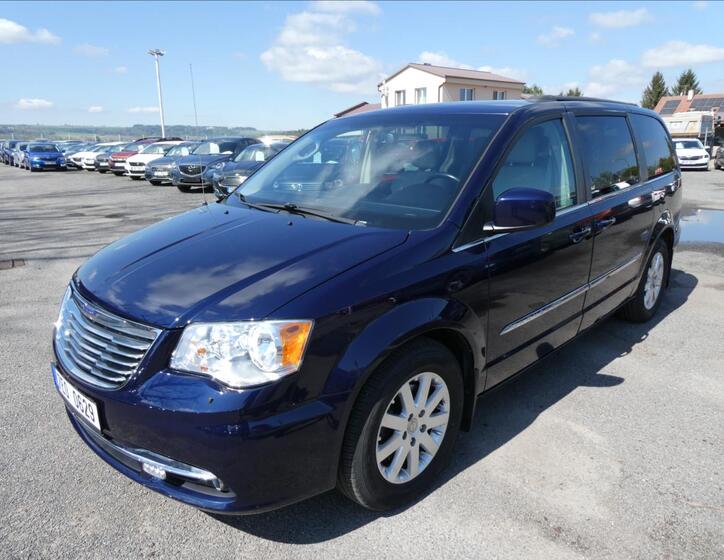 Chrysler Town & Country 3