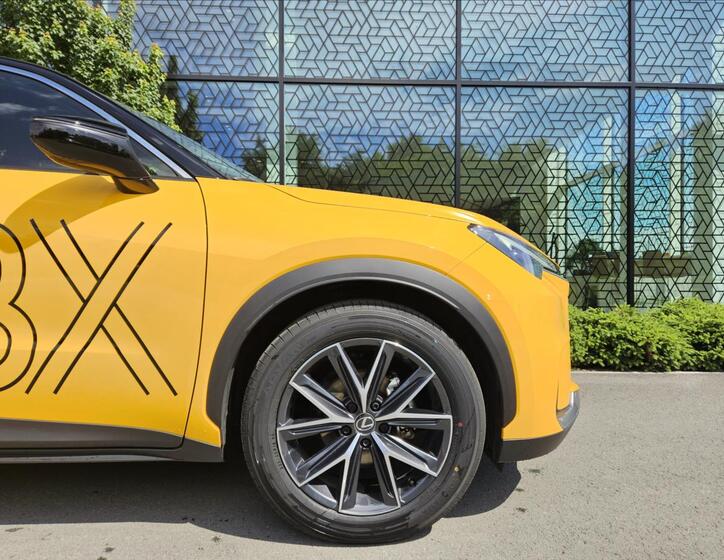 Lexus LBX 9