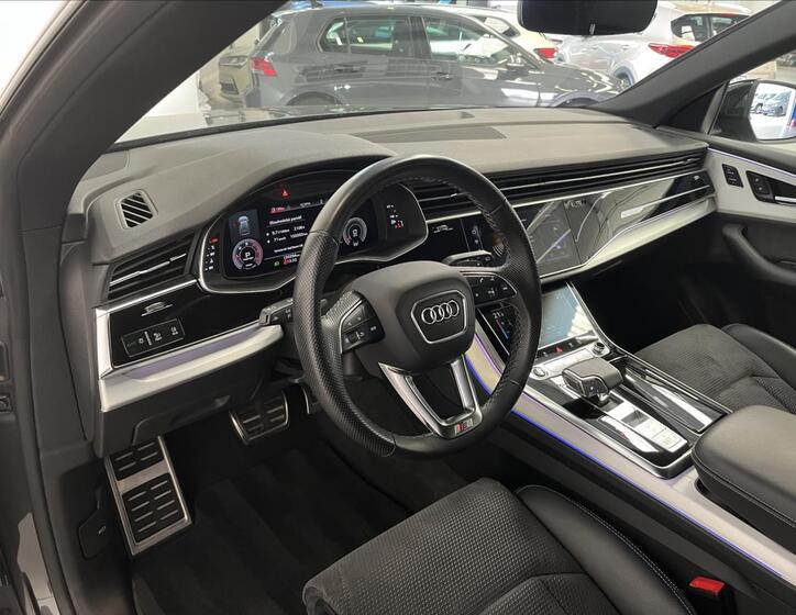 Audi Q8 6