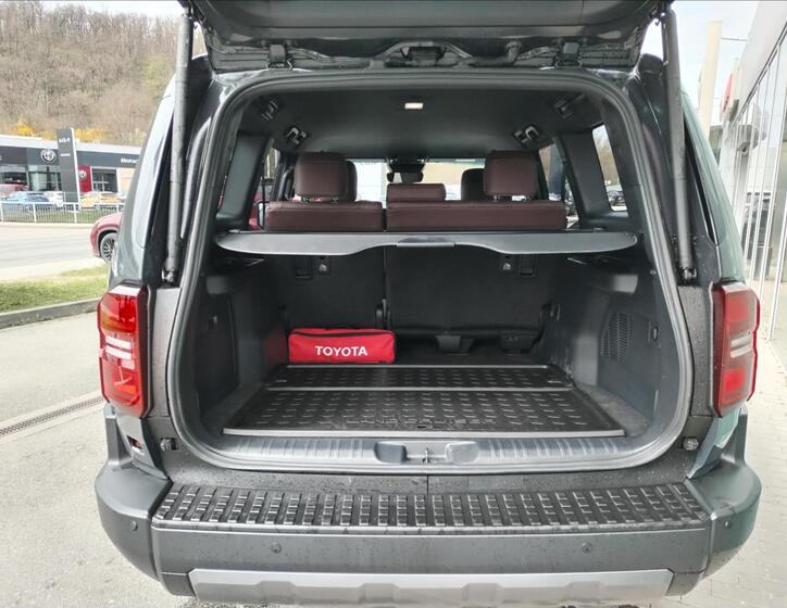 Toyota Land Cruiser 9