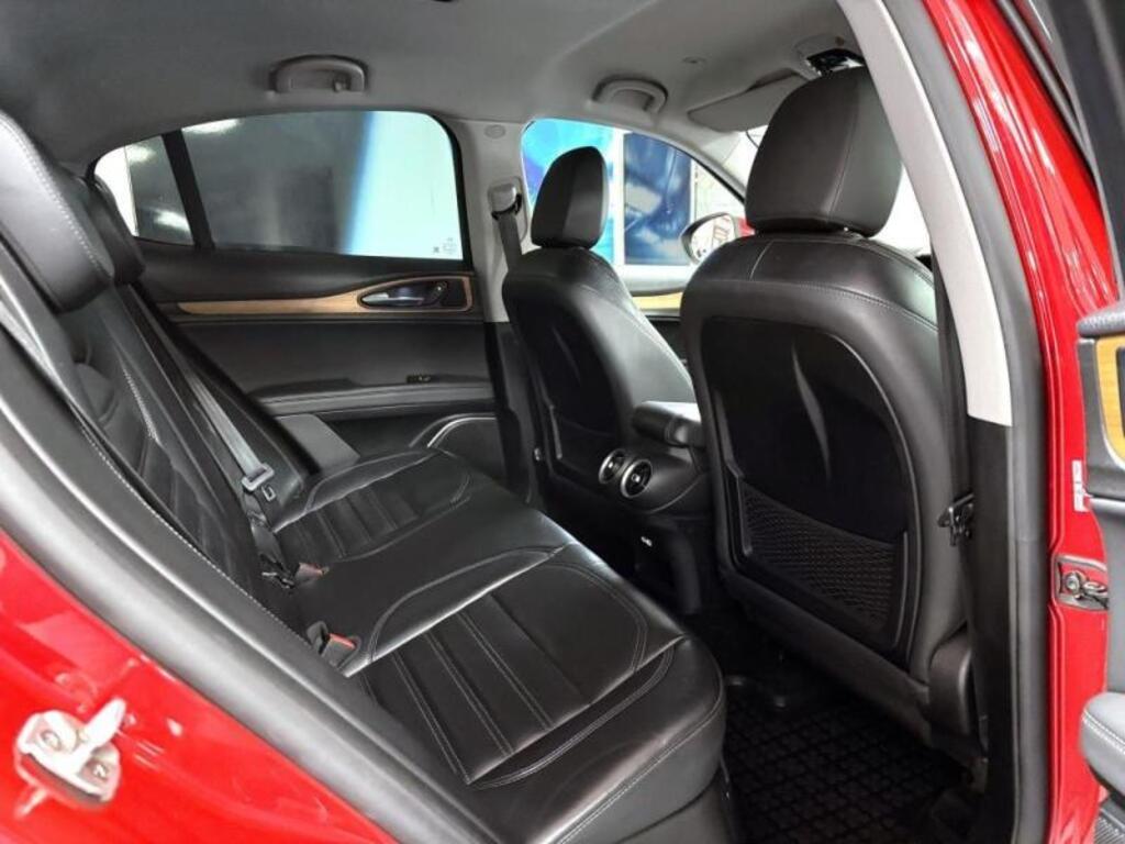 Alfa Romeo Stelvio 8