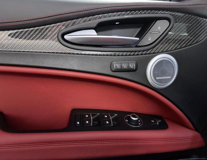 Alfa Romeo Stelvio 10