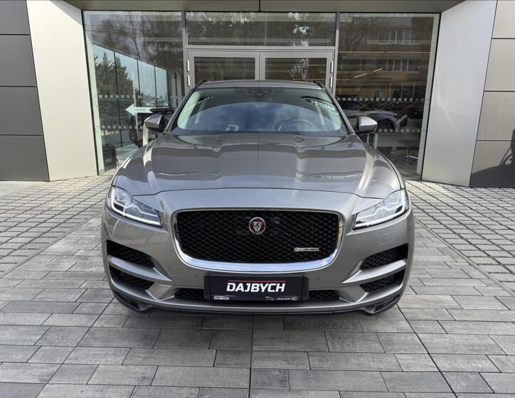 Jaguar F-Pace 32