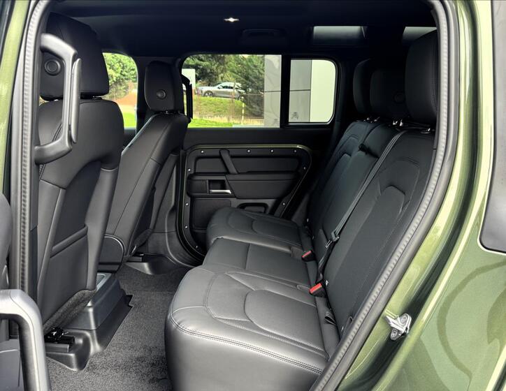 Land Rover Defender 29