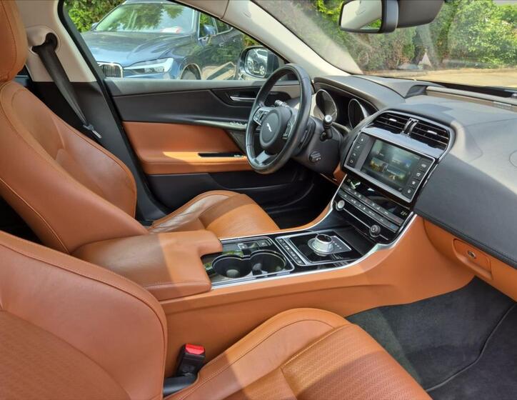 Jaguar XE 13