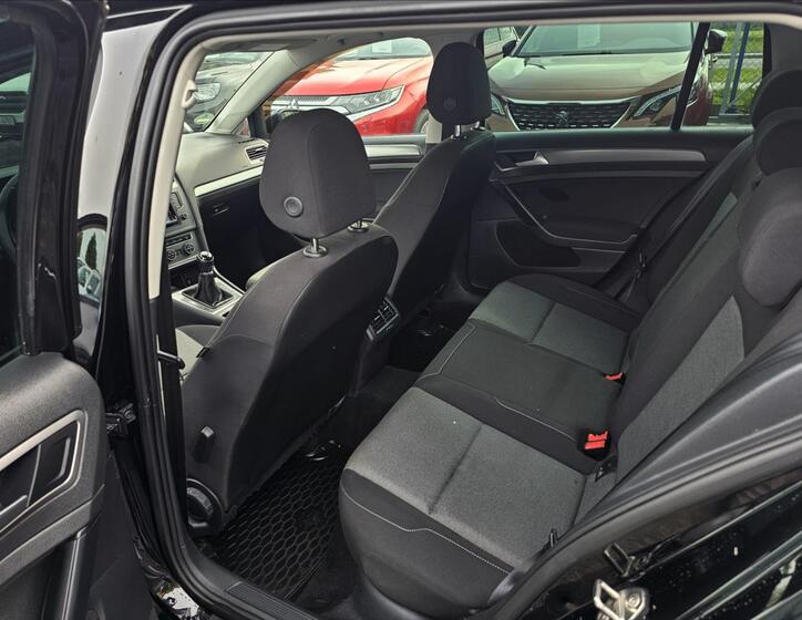 Volkswagen Golf 23