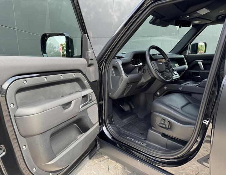 Land Rover Defender 10