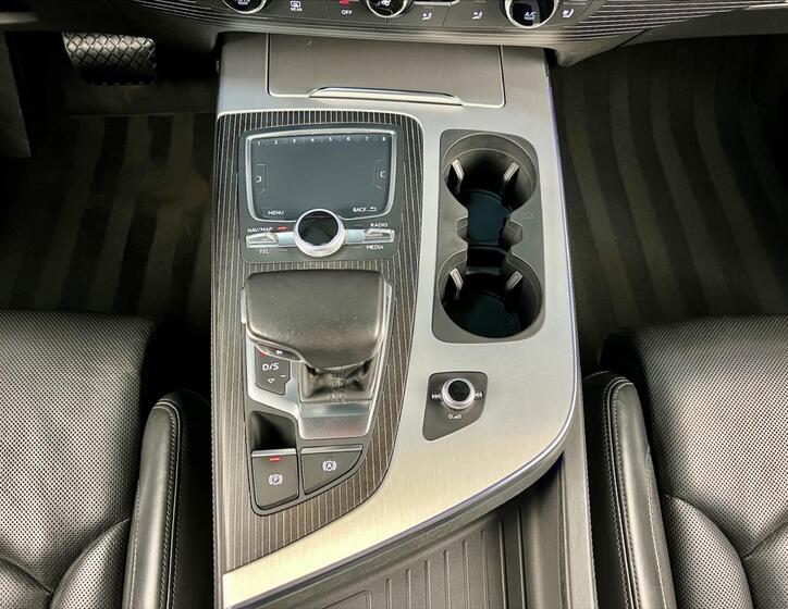 Audi Q7 25