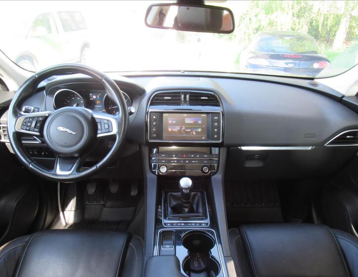 Jaguar F-Pace 9