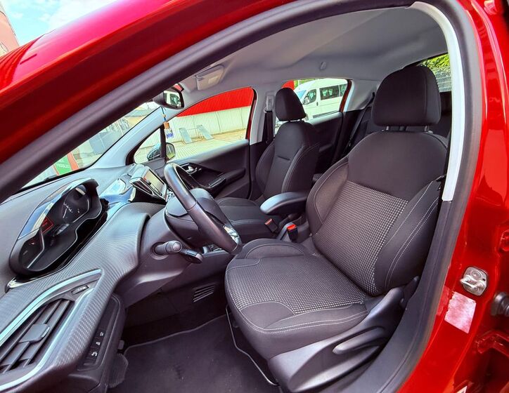 Peugeot 208 13
