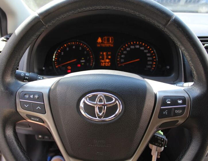 Toyota Avensis 19